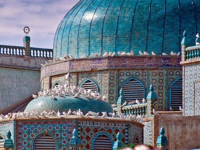 Голубое архитектурное чудо, которое облюбовали тысячи голубей. /Фото:islamicfinder