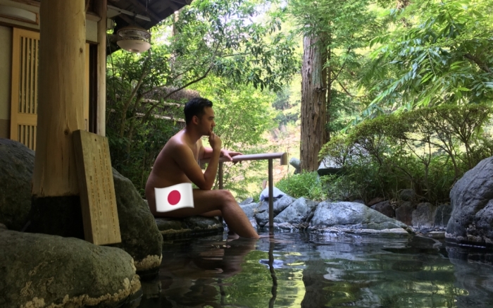 Один из европейцев был так восхищен отелем и его ваннами, что даже отважился сфотографироваться там голым. Правда, выкладывая фото, все-таки прикрыл стыд японским флагом. /Фото:stickerfridge.com