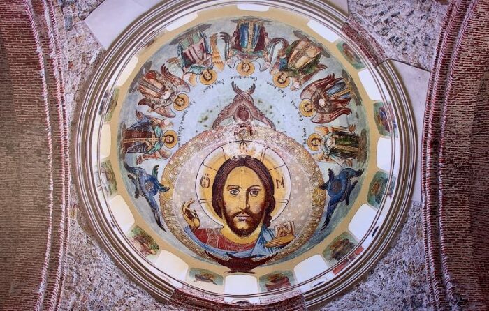 Если посмотреть наверх, можно увидеть огромный лик Христа. /Фото:ecovolonter.ru