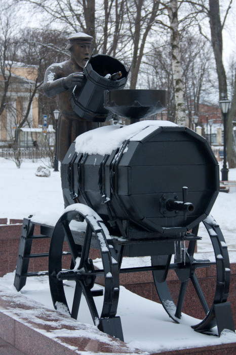 Памятник водовозу в Кронштадте. /Фото: sinekvan.livejournal.com