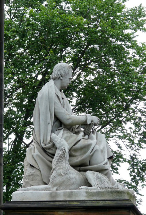 Памятник писателю в Эдинбурге. /Фото: cityofliterature.com