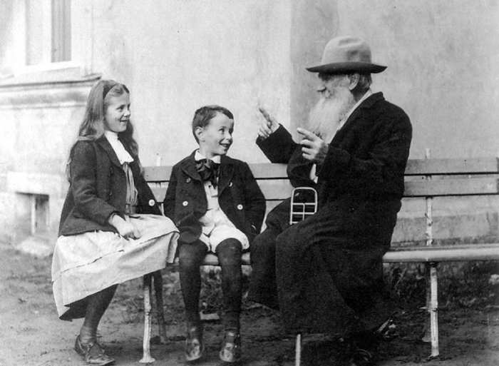 Лев Толстой с внуками. /Ретро-фото