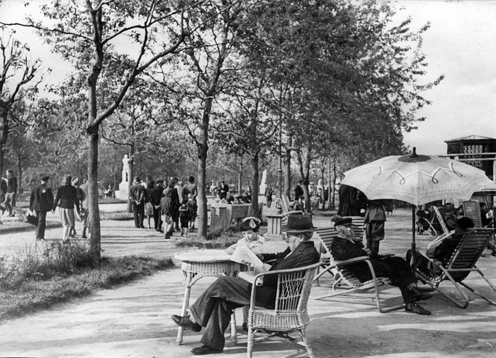 Так отдыхали москвичи в парках и на бульварах. /Фото:moiarussia.ru
