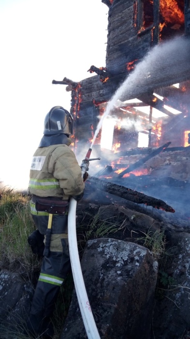 Пожар тушили шесть человек, использовались две единицы техники. /Фото: ОПС по Кемскому району