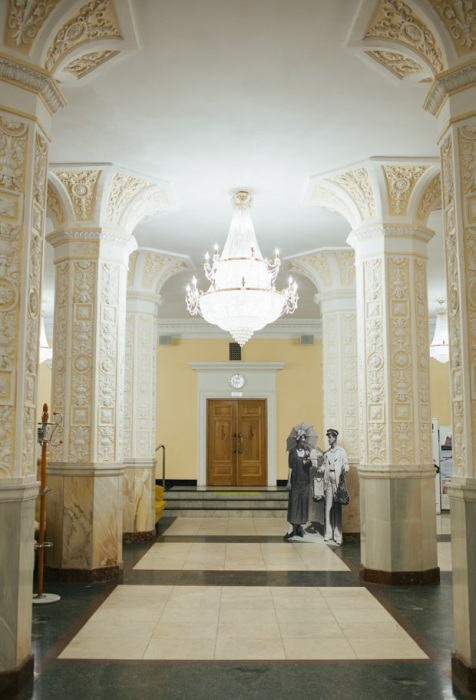 Внутри многоэтажка напоминает дворец-музей./Фотоthe-village.ru