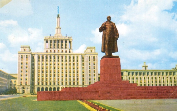 Высотка в Бухаресте и памятник Ленину на старинной открытке. 