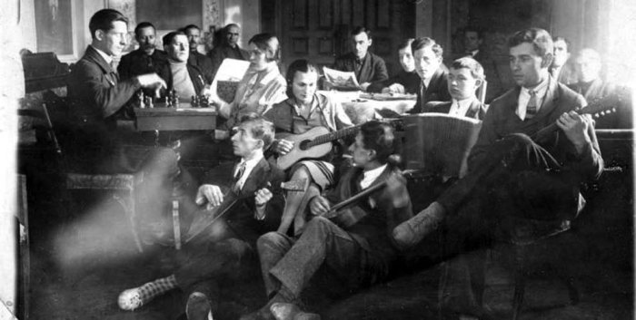1925 год. Члены клуба кинокомпании «Межрабпом-Русь» в помещении бывшего ресторана. /Фото:http:/iknigi.net