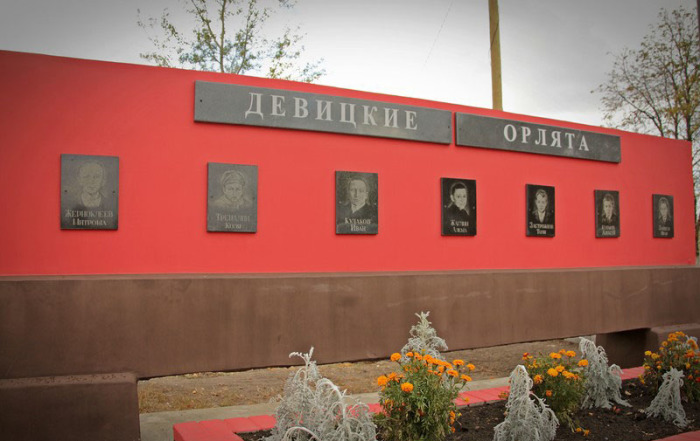 Похоронить ребят удалось,когда наши войска освободили деревню, но памятник поставили лишь в 1967-м. /Фото:fotoannazv77