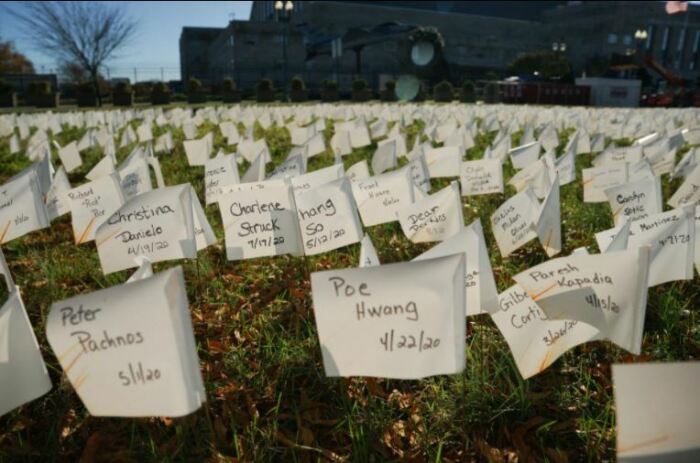 Еще одно поле в память о погибших в пандемию. /Фото: Guglielmo Mattioli, nationalgeographic.com 