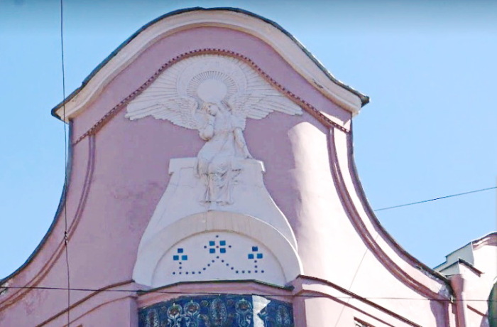 Фрагмент здания: барельеф-ангел. /Фото: peterburg.guide