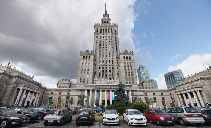 Высотку в Варшаве возводили советские строители по проекту советского архитектора. /Фото:AP