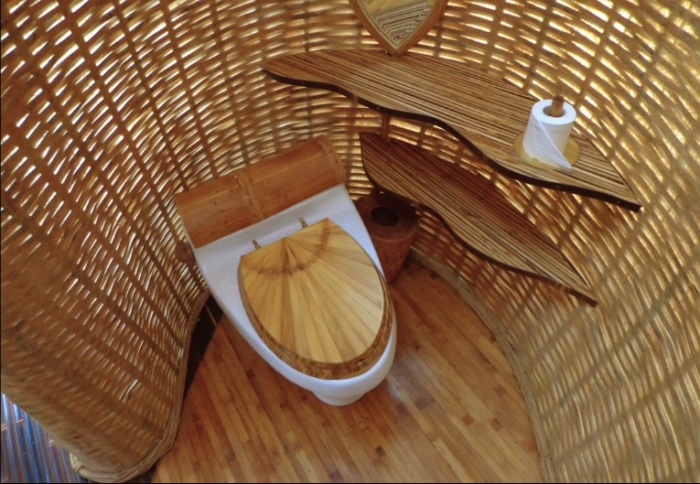 Бамбуковый дом с дизайнерским бамбуковым санузлом. /Фото:mad4yoga.com