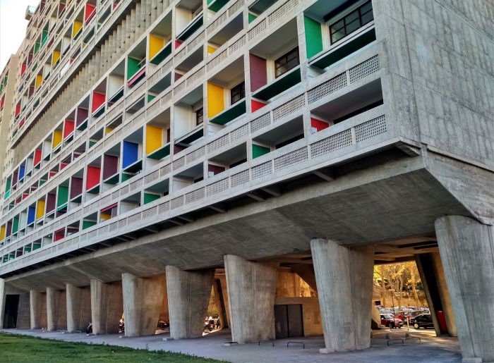 Жилая многоэтажка, построенная во Франции по проекту Корбюзье после Второй Мировой войны, включает 337 квартир 23 различных типов. /Фото:еdivento.com
