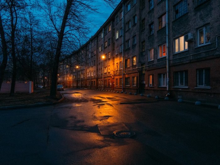 Длинный изогнутый дом как символ противоречивой советской эпохи. /Фото:the-village.ru