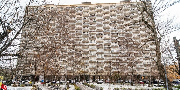 Грандиозный дом стоит на не слишком массивного вида опорах, но всё продумано: он очень устойчив. /Фото: mos.ru 
