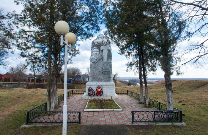 Памятник юному скрипачу, не сломленному фашистами. /Фото:berdysh.ru