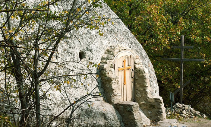 Храм сделали прямо внутри каменной глыбы. /Фото:poluostrov-krym.com
