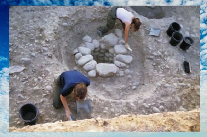 Археологи раскапывают древний колодец.