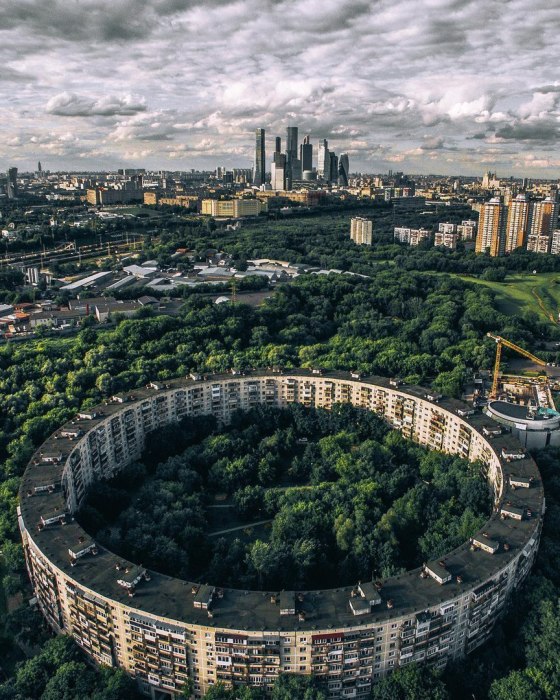 Странный дом-кольцо и Москва-Сити: словно две эпохи. /Фото:4lifemsk.ru