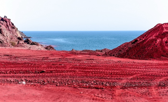 Земля в этой местности имеет от природы красный цвет. /Фото:iranviptour.com