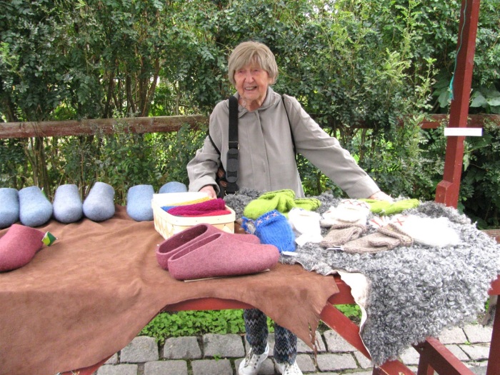 Дагни сфотографировалась на фоне товаров с блошиного рынка. /Фото: из личного блога Боян