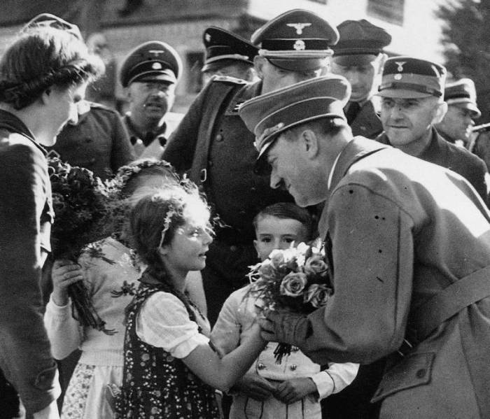 Девочка вручает фюреру цветы. Октябрь 1938 года, Гитлер на пике своей популярности. /Фото:e-libra.ru