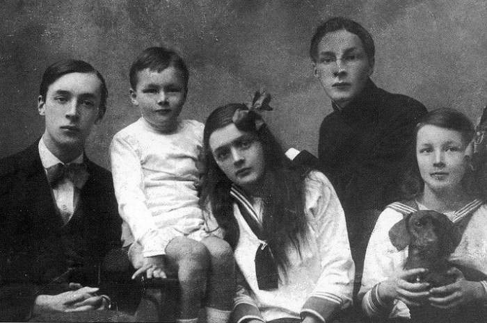 Владимир Набоков (слева) с братьями, сестрами и собакой. /Фото:randomstein.com