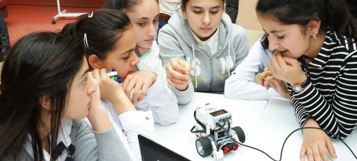Азербайджанские школьницы изучают робототехнику. /Фото: un.org