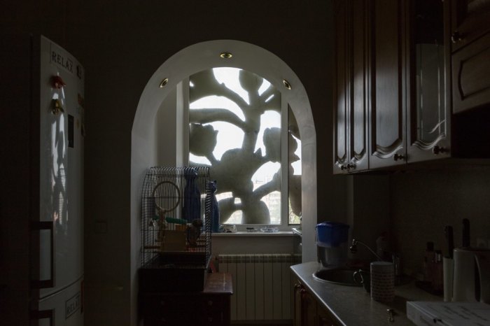 Вид из кухни в одной из квартир при современных хозяевах. Обзор закрывает интересная витая конструкция. /Фото:the-village.ru