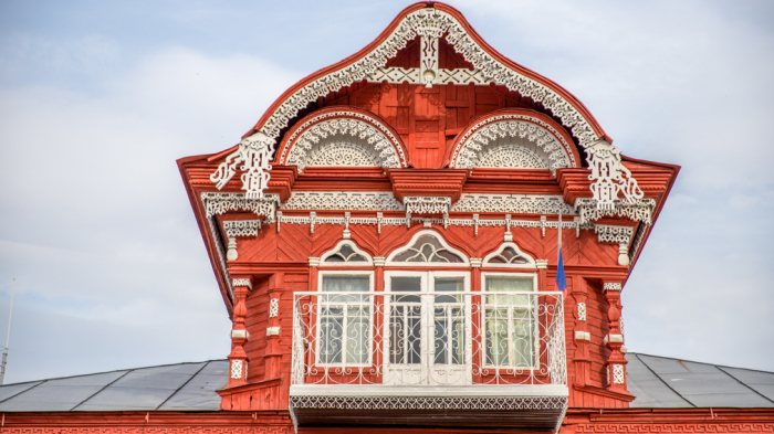 Верхняя часть здания с интересным балкончиком. /Фото:mybryansk.ru