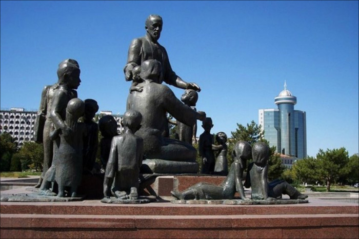  Памятник знаменитой узбекской семье. /Фото:fergananews.com