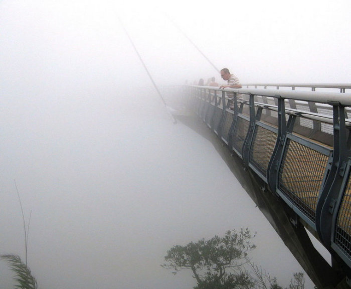 Мост словно парит в воздухе. /Фото:flytothesky.ru