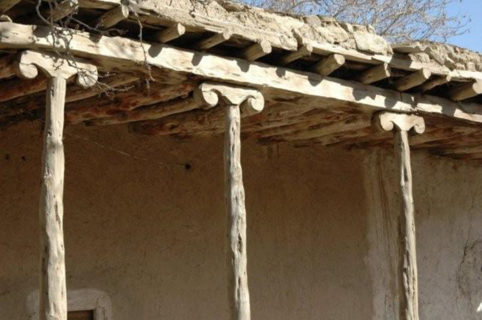 Узкие столбы, стилизованные под рога, подпирают крышу. /Фото: Ларисы Аранбаевой