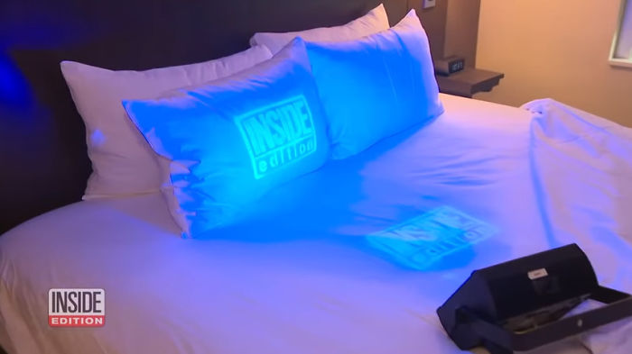 Изображения на подушках видны только под лучами ультрафиолета.
