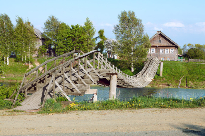 Этот мост обычно сравнивают в хребтом древнего ящера. /Фото: gallery.ru