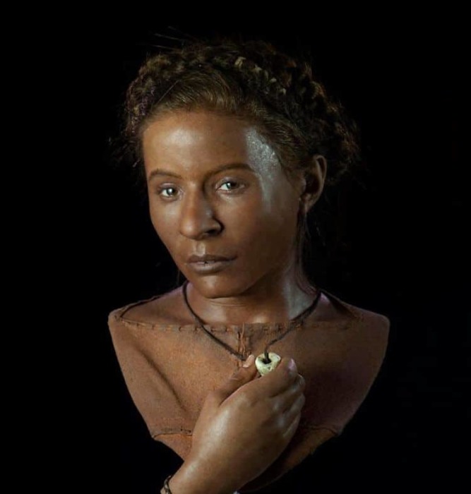 Темнокожая девушка из <br>из Уайтхока, обнаружены недалеко от Брайтона. Возраст: около 3 500 до н. э./Фото:zagge.ru