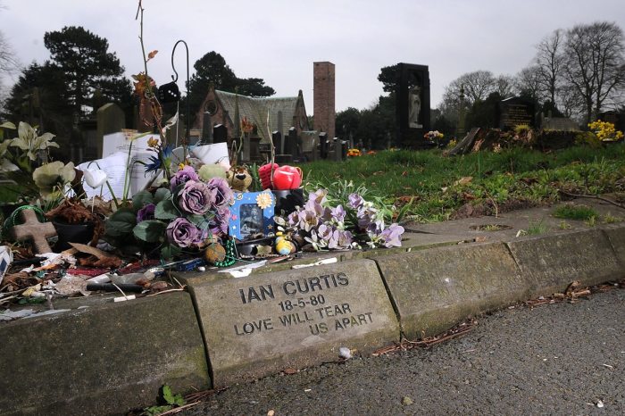 Так выглядит могила Кертиса. /Фото:bbc.com