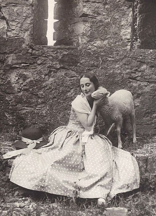 Анна Павлова обожала животных и с удовольствием фотографировалась с ними.