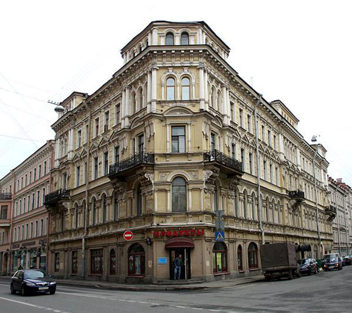 Типичное здание доходного дома. Оно сделано со вкусом и одновременно с претензией на помпезность. /Фото: citywalls.ru