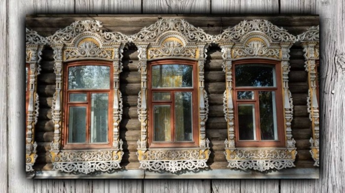 Окна у дома на Шишкова очень широкие. Внутрь попадает много света.