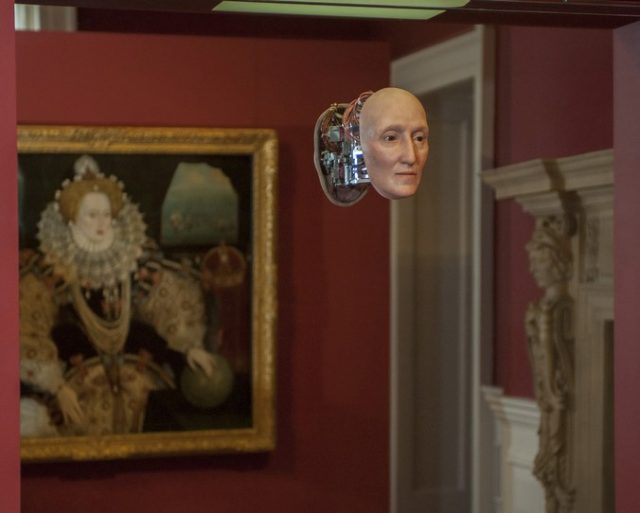 Маску разместили в картинной галерее возле портрета королевы. /Фото Национального морского музея, Лондон. 