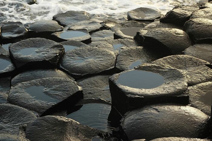 Учёные не верят, что эта дорога из камней рукотворна. /Фото:worldatlas.com 