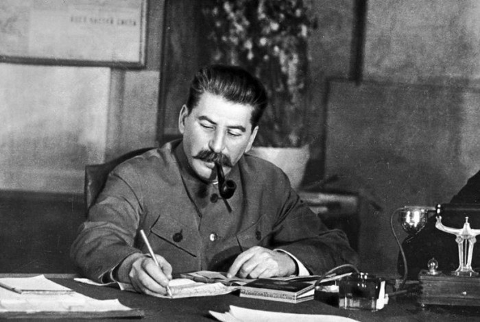 И.Сталин работает с бумагами, 1942 год. /Фото:ретро-фото