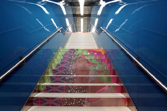 Портрет Данте Алигьери на ступеньках лестницы метро. Фото:corriereobjects.it