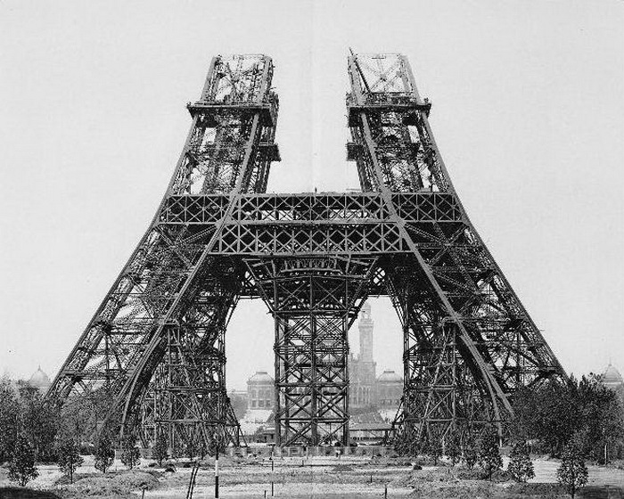 Возведение Эйфелевой башни в 1888 году