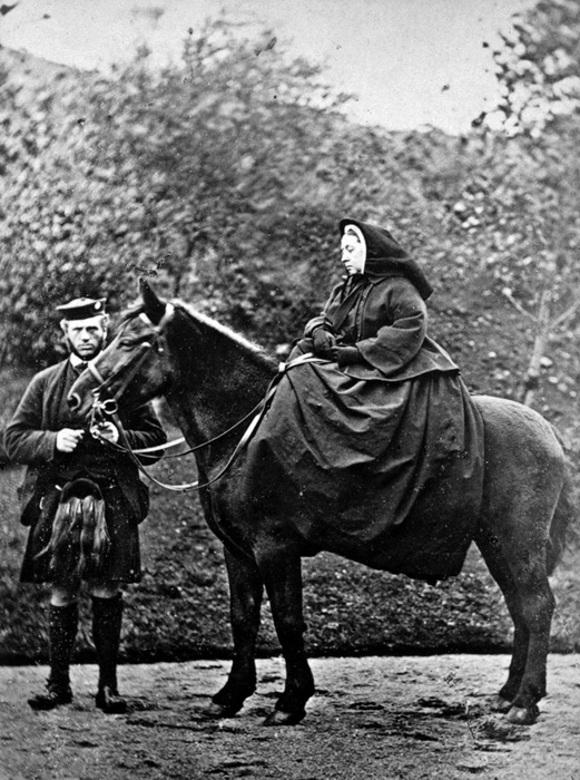 Джон Браун и королева Виктория в Балморале в 1863 году. Источник: commons.wikimedia.org
