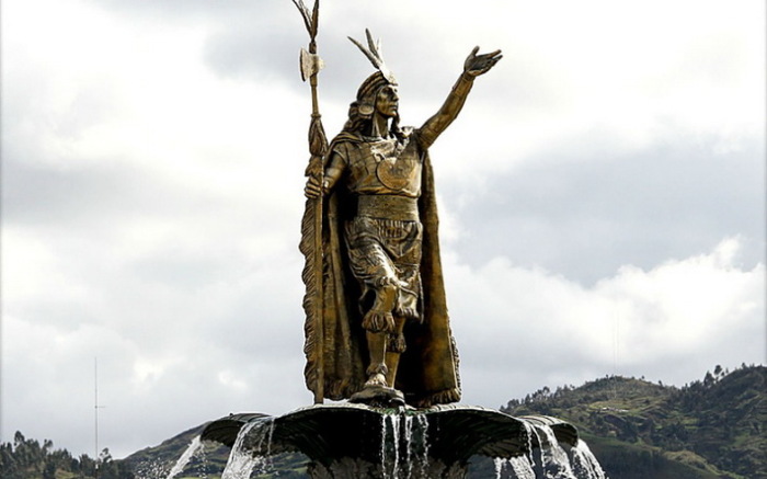 Памятник правителю Империи Инков Пачакутеку в Куско, Перу