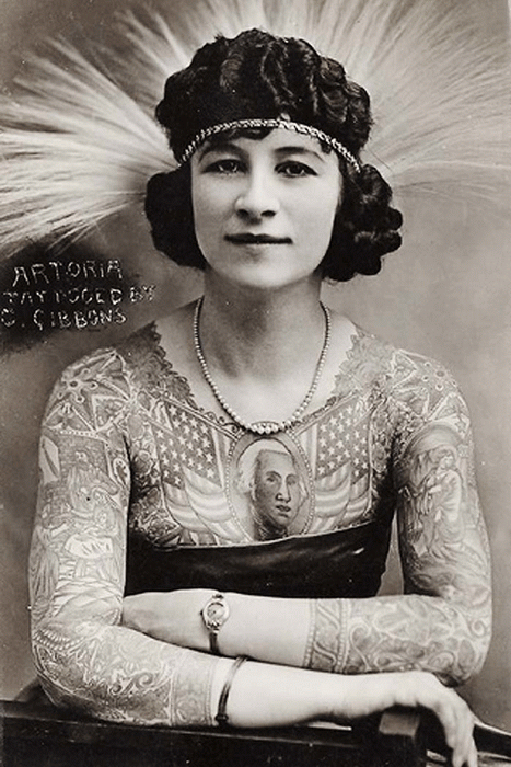 К началу XX века женщина с татуировкой все еще считалась кем-то вроде диковинной зверушки и демонстрировалась в цирках