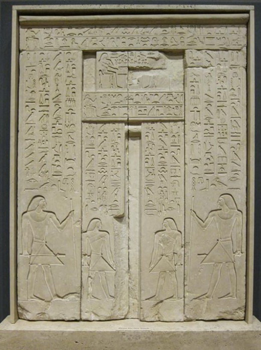 Дверь украшали иероглифами, рассказывающими о покойном