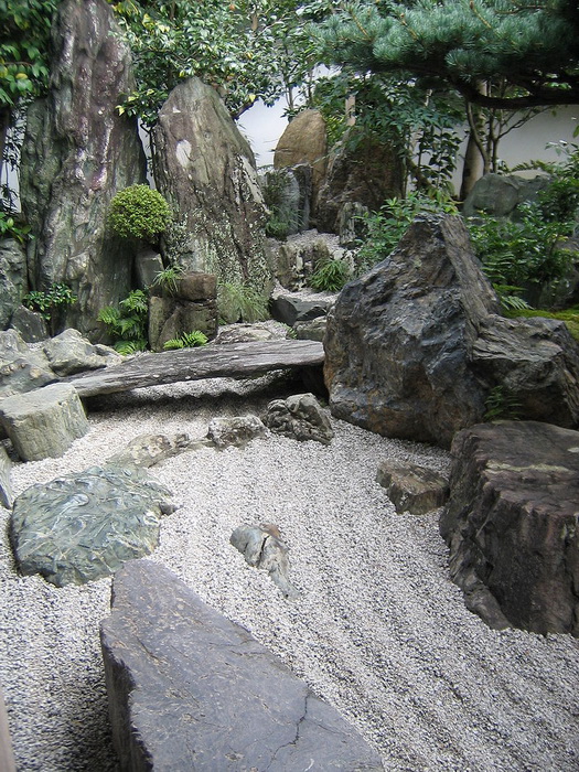 Сад камней Дайсэн-ин существует с XVI века